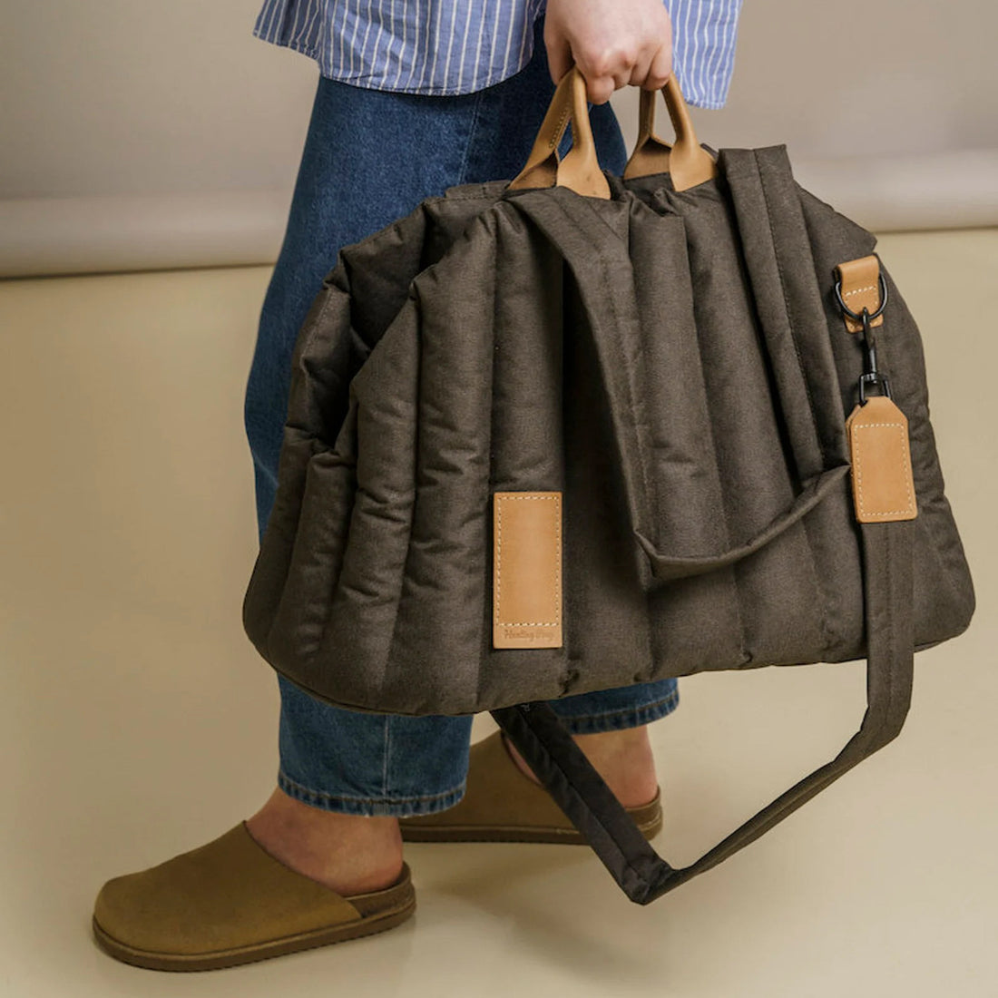 Lightweight Waterproof Portable Pet Carrier Handbag For Travel Use