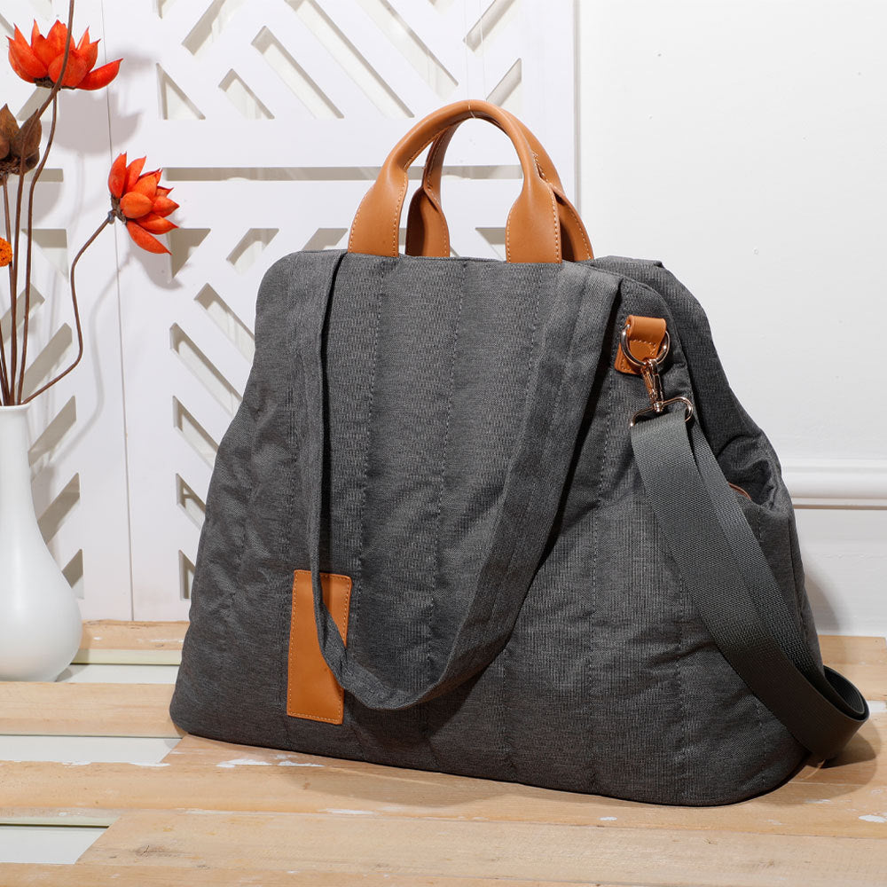 Lightweight Waterproof Portable Pet Carrier Handbag For Travel Use